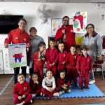 Magaly Vega, educadora, junto a los niños del Leoncito Español, comparten con Renato y Esteban