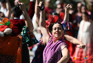 Integrante de la Rama de Danza Española en el pasacalle del Día Mundial del Folklore del Estadio Español