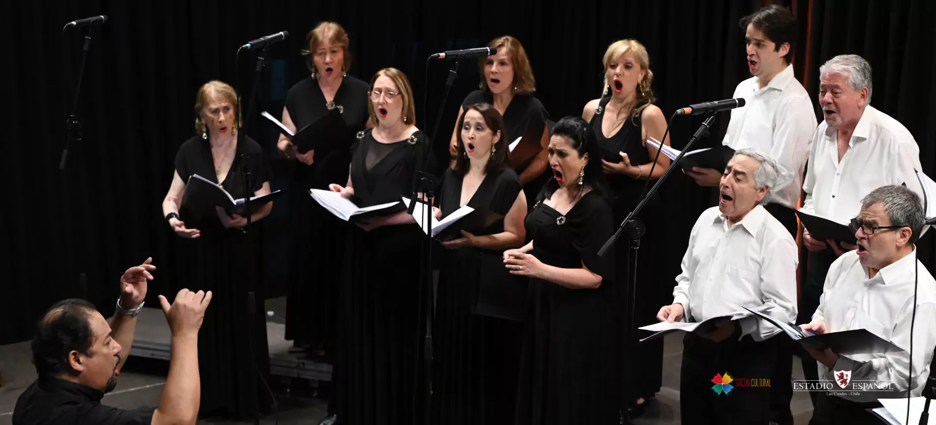 El Salón Reyes de España vibró con las voces y emociones del público en el concierto "Voces de Dos Mundos", una noche que será recordada.