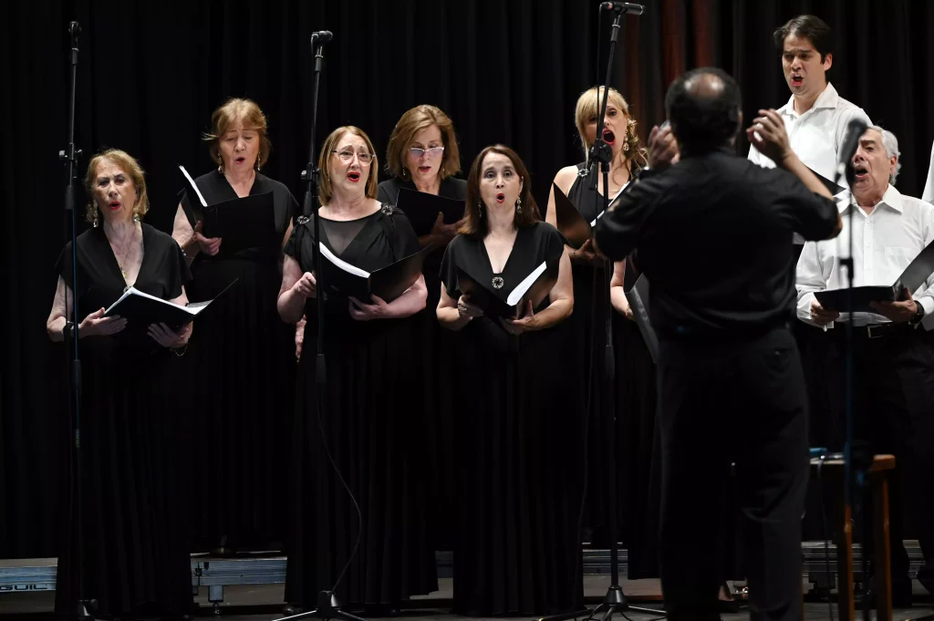 El Salón Reyes de España vibró con las voces y emociones del público en el concierto "Voces de Dos Mundos", una noche que será recordada.