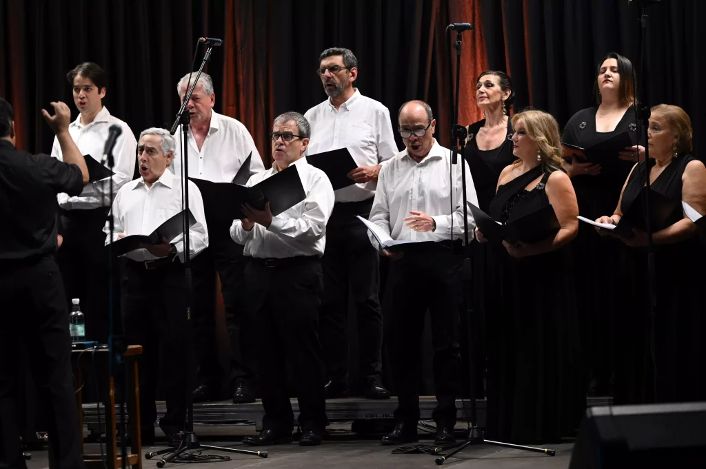 El Salón Reyes de España vibró con las voces y emociones del público en el concierto "Voces de Dos Mundos", una noche que será recordada.