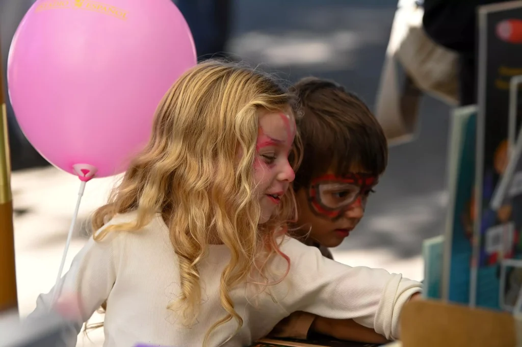 La lectura fue protagonista en la Feria del Libro, con opciones para todas las edades y descuentos especiales para nuestros socios.