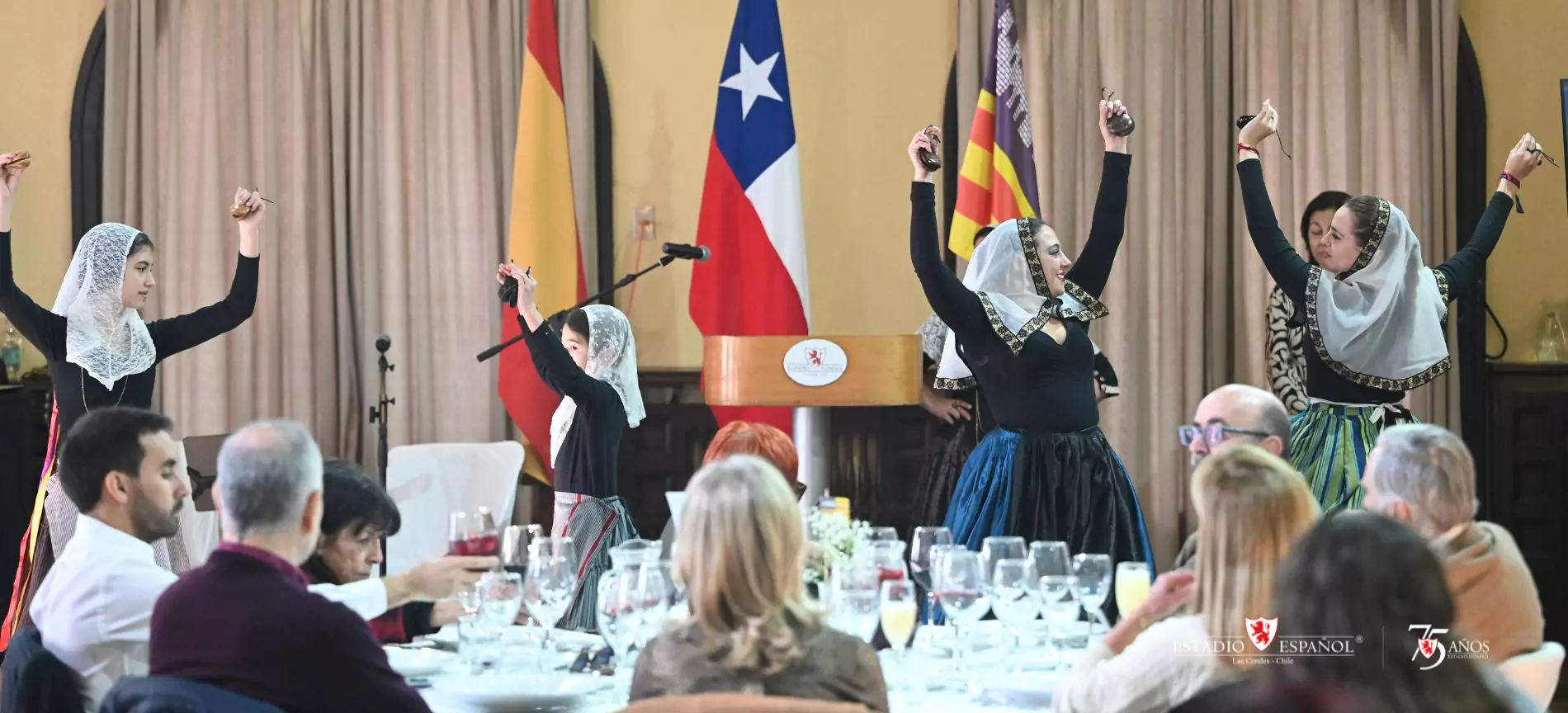 El Salón Isabel la Católica fue escenario de una emotiva jornada que reunión a socios y familias en torno a música, danzas y cultura balear.