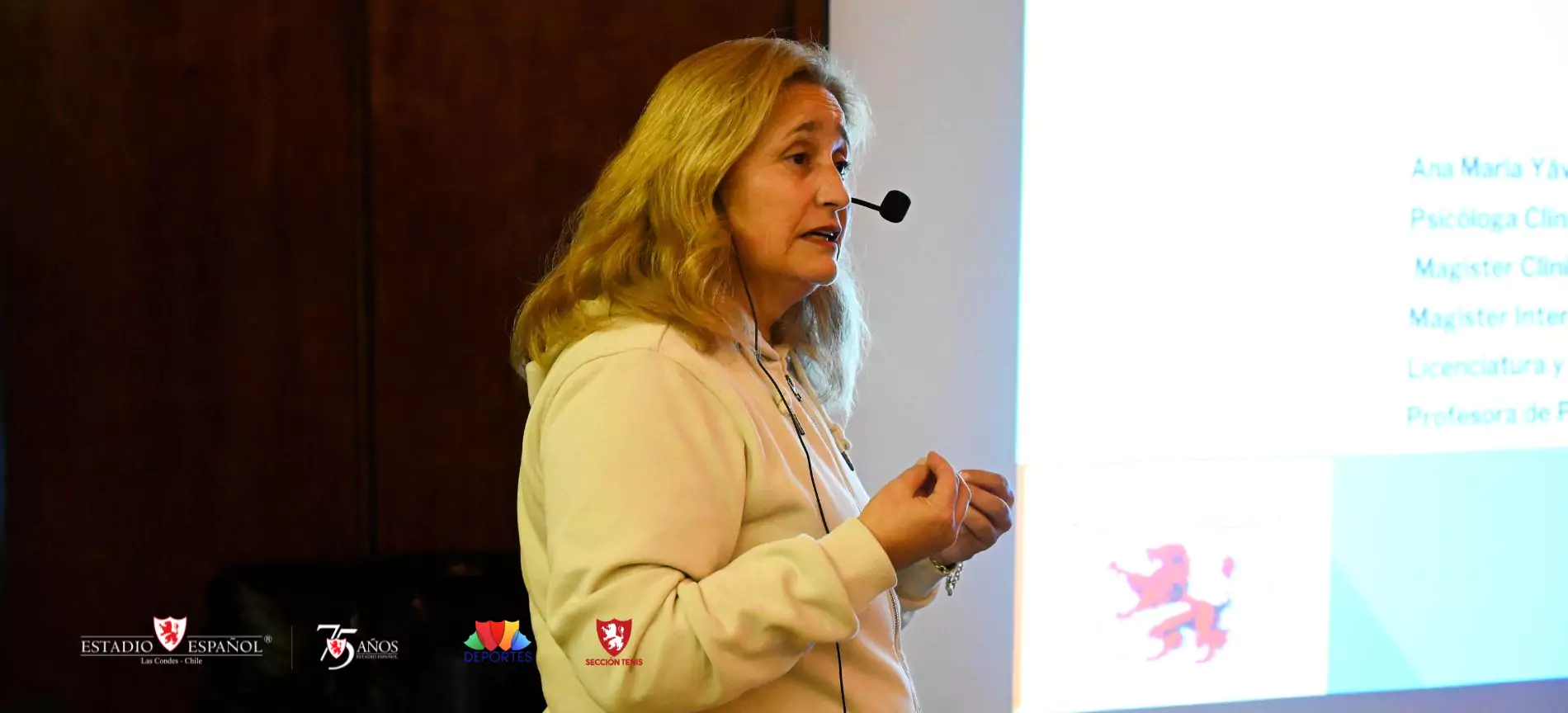 Padres y profesores de la Sección Tenis se congregaron para la realización de la charla "El rol de los padres en el deporte”.
