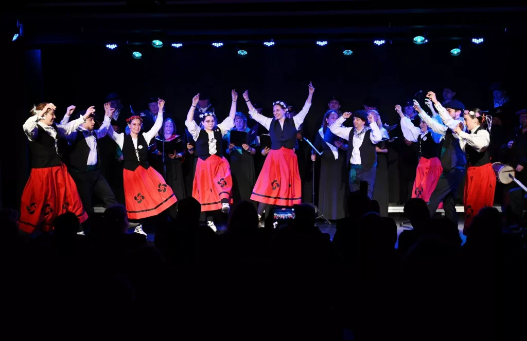 El Tercer Concierto Vasco reunió música, danzas y tradición en una emotiva presentación que conmemoró los 75 años del Estadio Español y el legado cultural de la colectividad vasca en Chile.