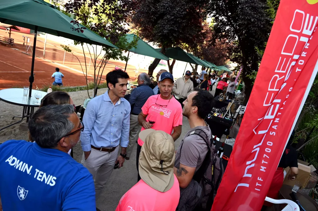 La experiencia del Torneo Internacional de Tenis Senior Alfredo Trullenque se vive más allá del deporte, destacando la identidad española, la camaradería y una oferta cultural única en Estadio Español.