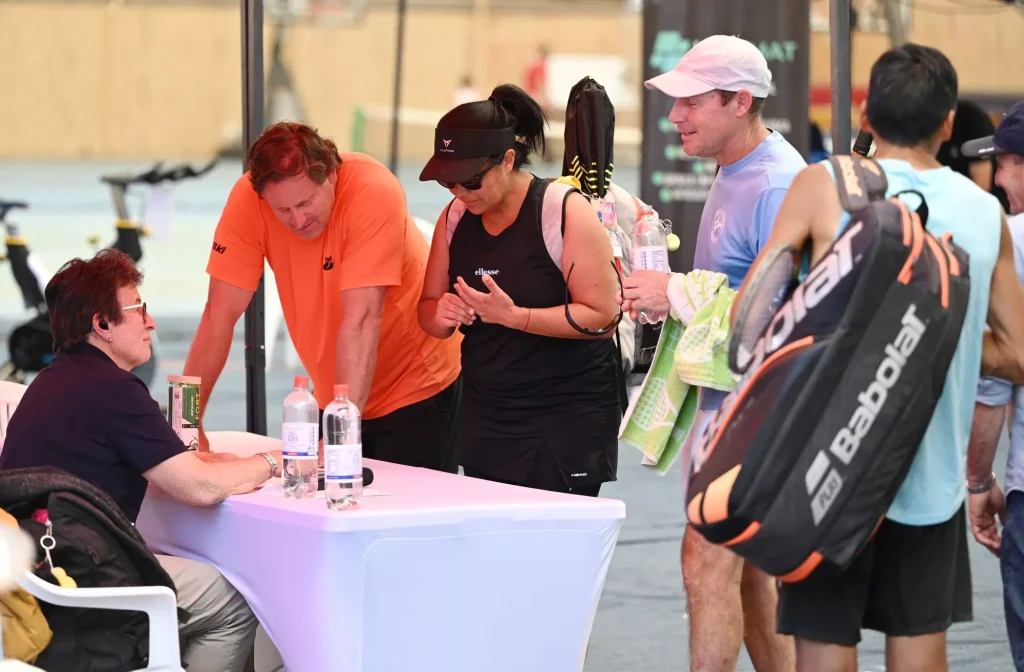 La experiencia del Torneo Internacional de Tenis Senior Alfredo Trullenque se vive más allá del deporte, destacando la identidad española, la camaradería y una oferta cultural única en Estadio Español.