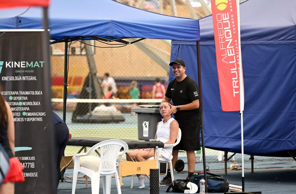 La experiencia del Torneo Internacional de Tenis Senior Alfredo Trullenque se vive más allá del deporte, destacando la identidad española, la camaradería y una oferta cultural única en Estadio Español.