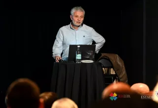 La charla económica reunió a socios interesados en comprender el escenario global y nacional desde una perspectiva cercana y accesible.