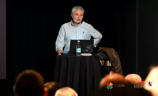 La charla económica reunió a socios interesados en comprender el escenario global y nacional desde una perspectiva cercana y accesible.
