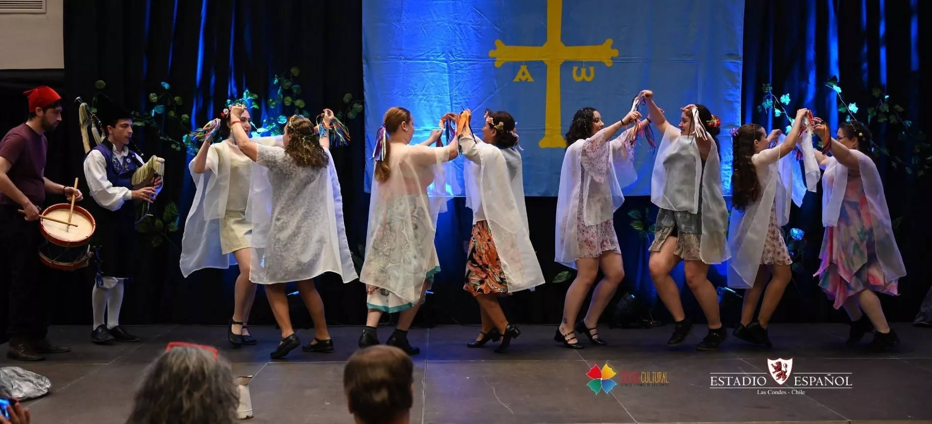 Tradición y mitología se encontraron en una especial presentación de la Colectividad Asturiana de Chile, donde personajes, música y bailes acercaron al público a la cultura regional.