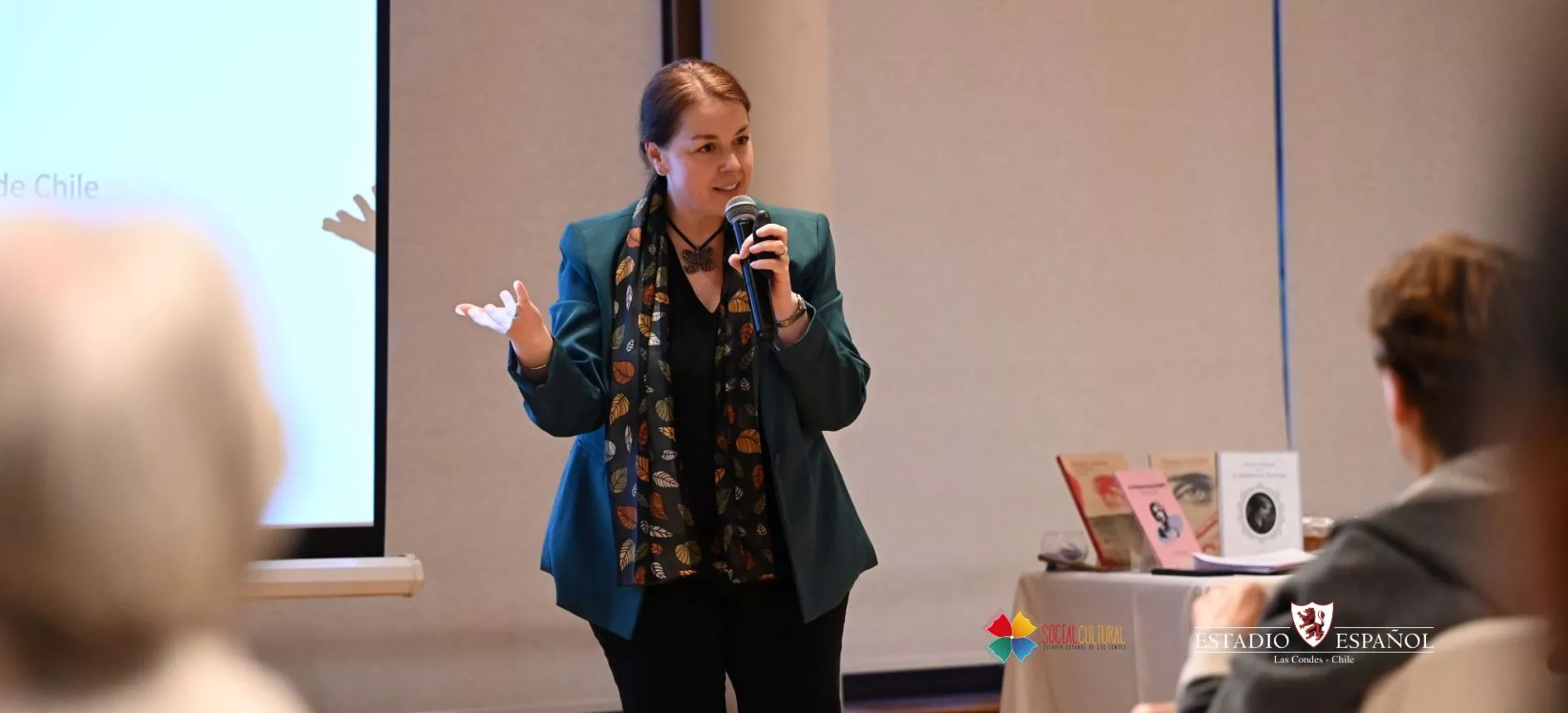 La charla “Alma errante y anhelo de libertad” ofreció un acercamiento a una destacada figura literaria, en una jornada marcada por la poesía y la reflexión.
