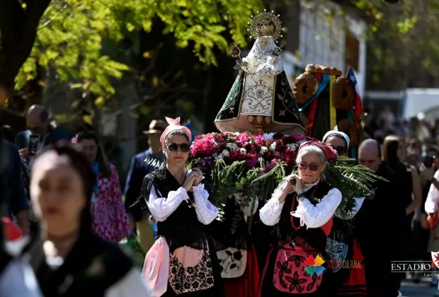 La comunidad asturiana se reunió en Estadio Español en una jornada marcada por la tradición, la música, la fe y un multitudinario almuerzo.