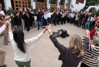 Música, danza y un almuerzo familiar dieron vida a una jornada de encuentro, donde la comunidad compartió sus tradiciones y expresiones culturales.