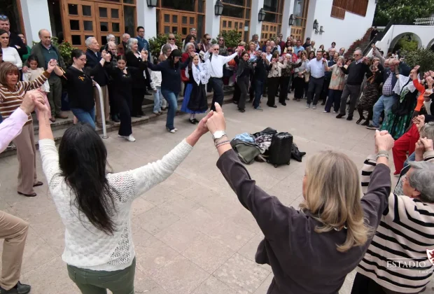 Música, danza y un almuerzo familiar dieron vida a una jornada de encuentro, donde la comunidad compartió sus tradiciones y expresiones culturales.