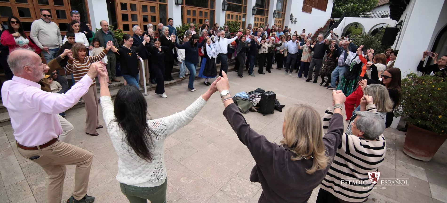 Música, danza y un almuerzo familiar dieron vida a una jornada de encuentro, donde la comunidad compartió sus tradiciones y expresiones culturales.