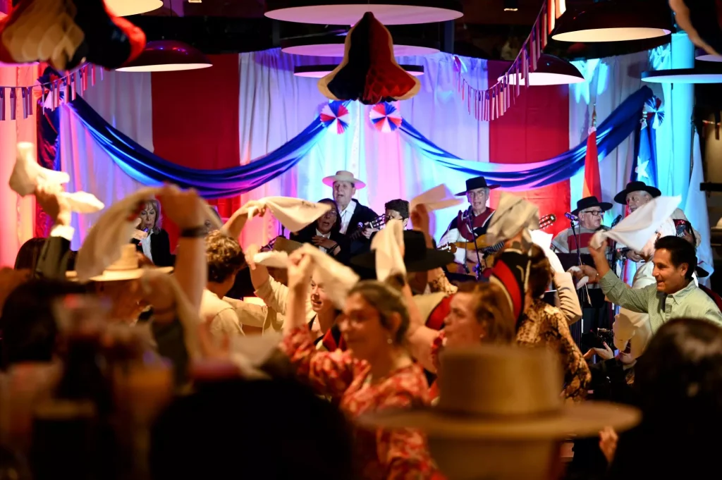 La celebración de Fiestas Patrias llenó nuestro Estadio de música, gastronomía y tradiciones, con una fonda que convocó a socios y familias en torno a la cultura nacional.