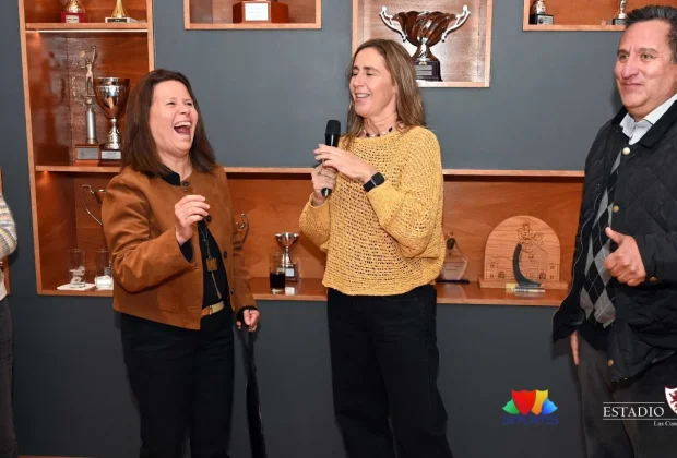 Socios y docentes de la Sección Tenis compartieron el tradicional vino de honor, donde el Sr. Eduardo Toro Ramírez recibió la distinción correspondiente a 2026.