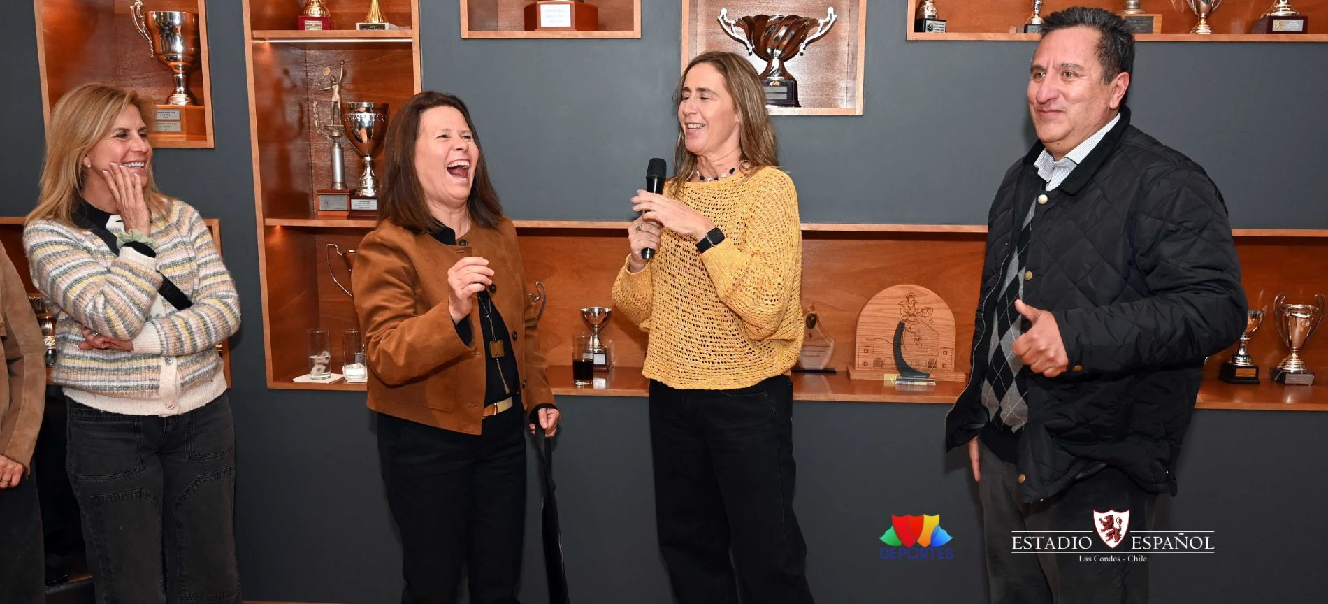 Socios y docentes de la Sección Tenis compartieron el tradicional vino de honor, donde el Sr. Eduardo Toro Ramírez recibió la distinción correspondiente a 2026.